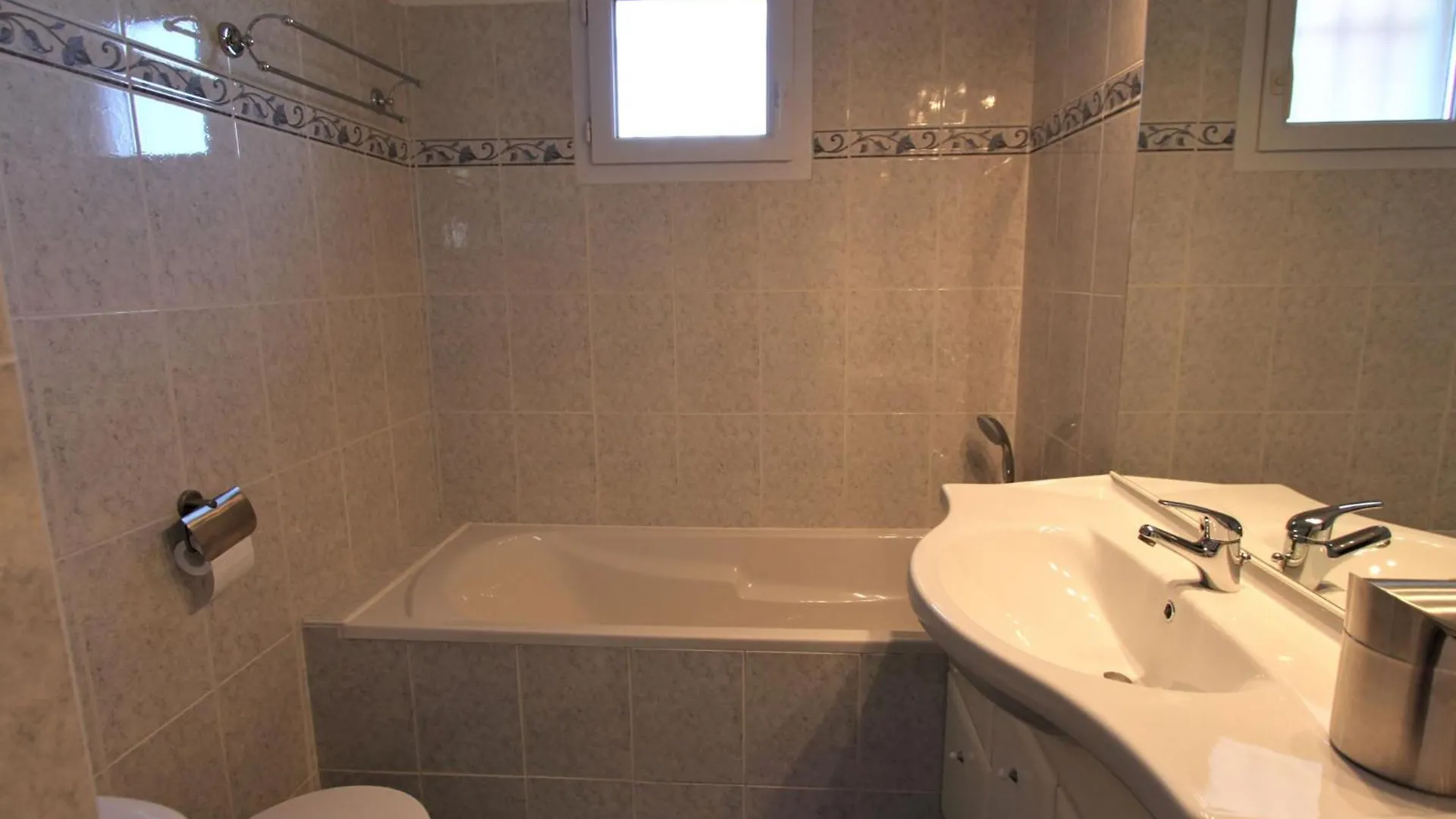 Cosy Holiday Home In Arles With Pool