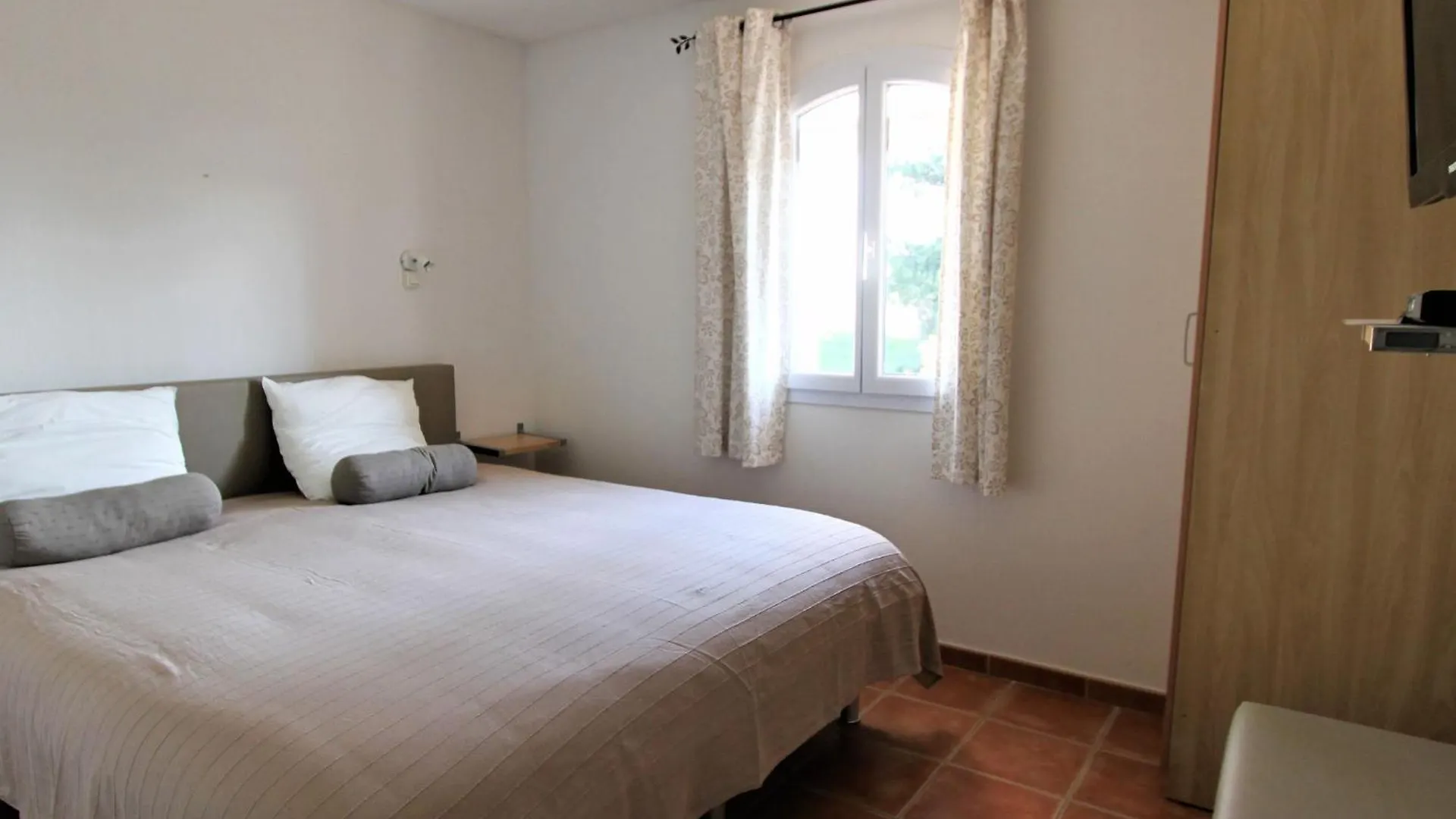 Cosy Holiday Home In Arles With Pool